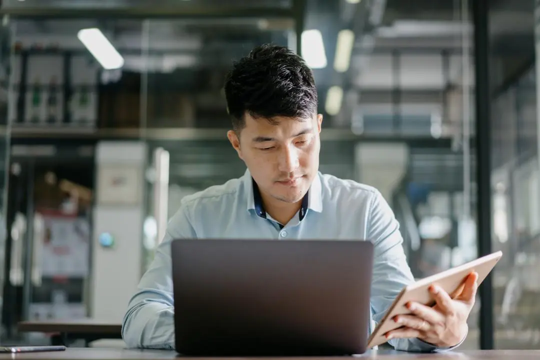 internal auditor using AI to conduct risk assessments
